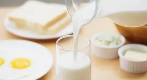 國康健康保險談母乳喂養(yǎng)禁忌之牛奶