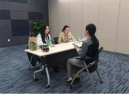 在微眾銀行辦公樓，三甲醫(yī)院專家為員工提供一對(duì)一問診服務(wù)