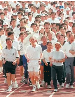 每年運動會，王永慶堅持參加長跑