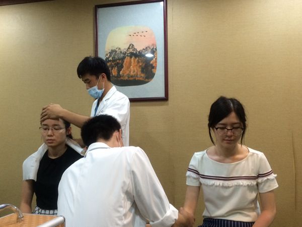 國康走進農(nóng)業(yè)銀行舉辦理療專場活動